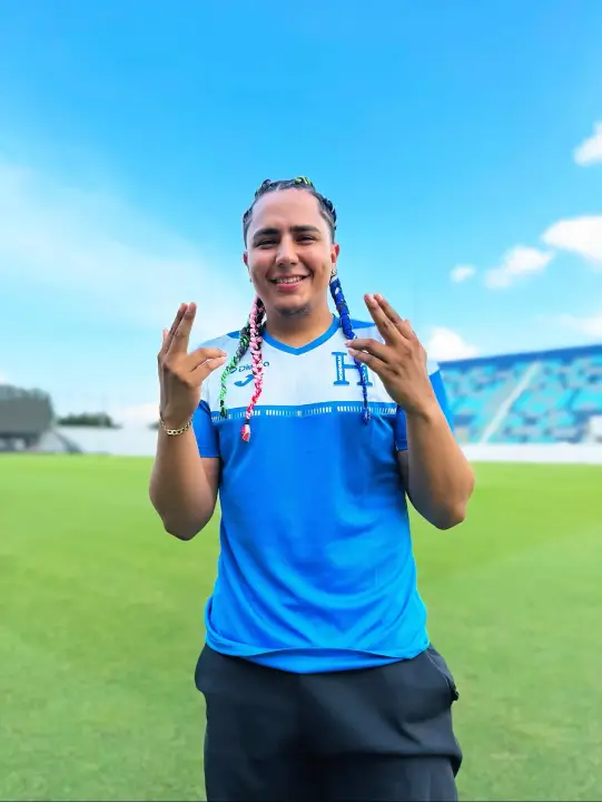 Davis Flow  con la camisa de Honduras