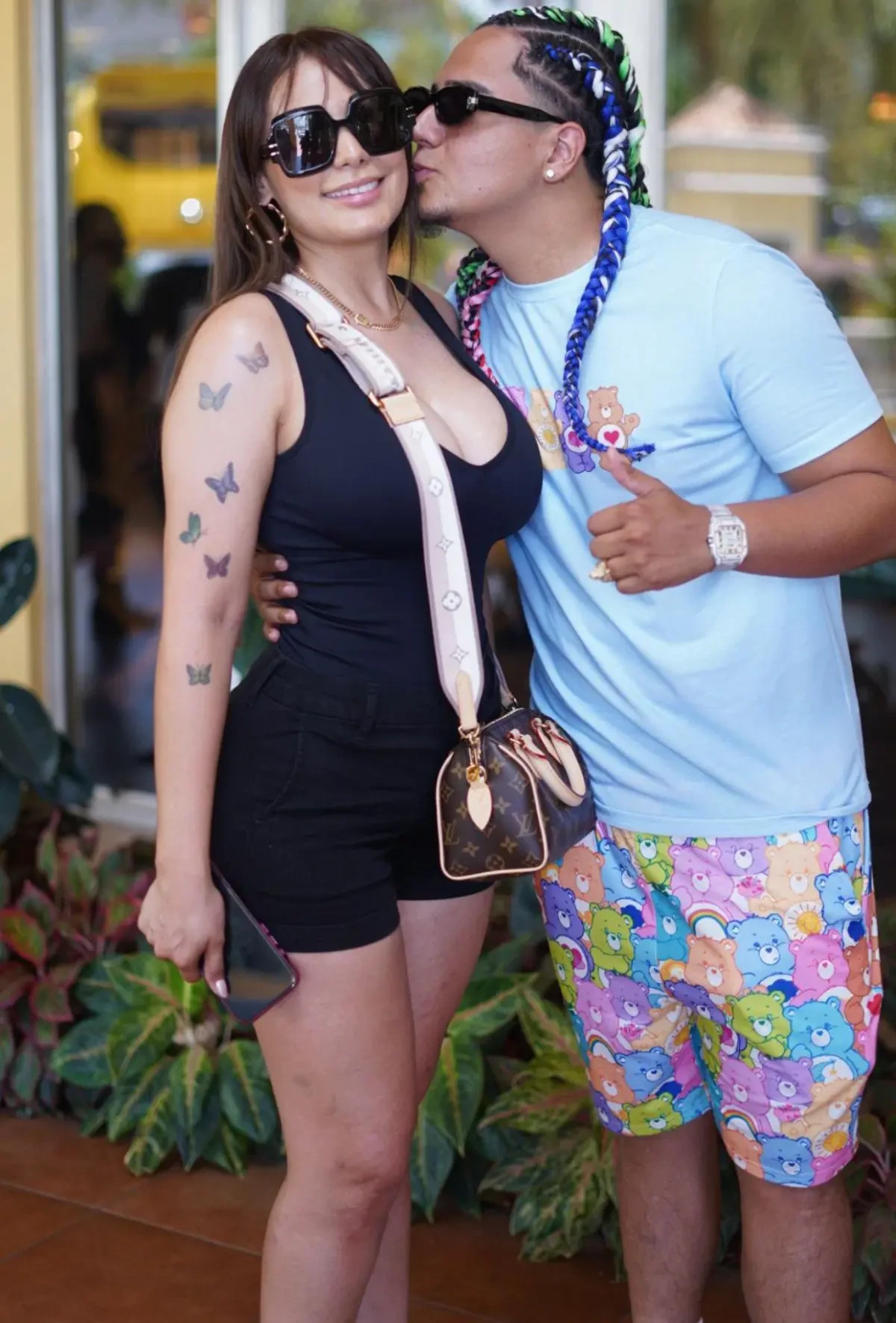 En imagen Elsa Oseguera y su esposo Davis Flow abrazados. Foto: cortesía de OPSA