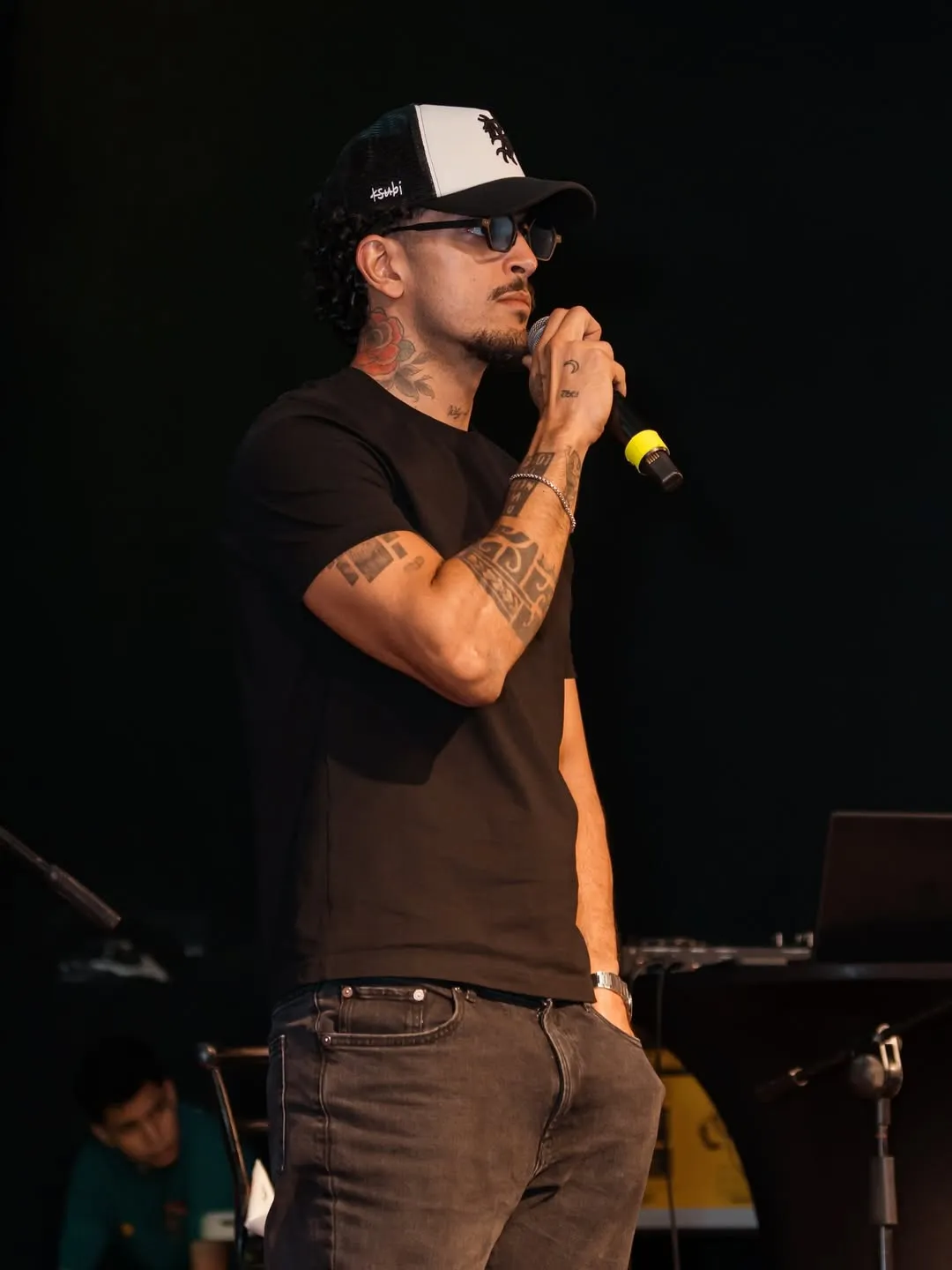 FANCONY CON MICRÓFONO EN MANO 