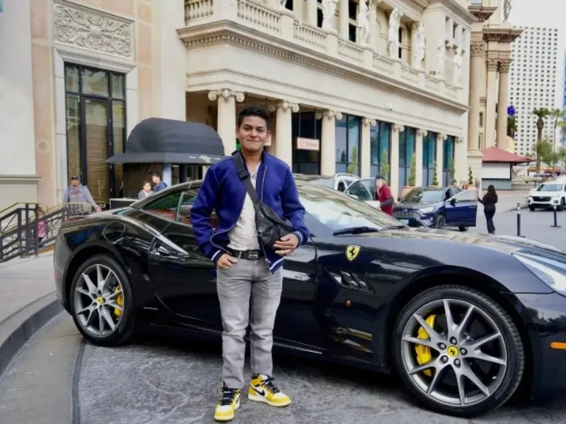 Herminio Juárez posando en un carro 