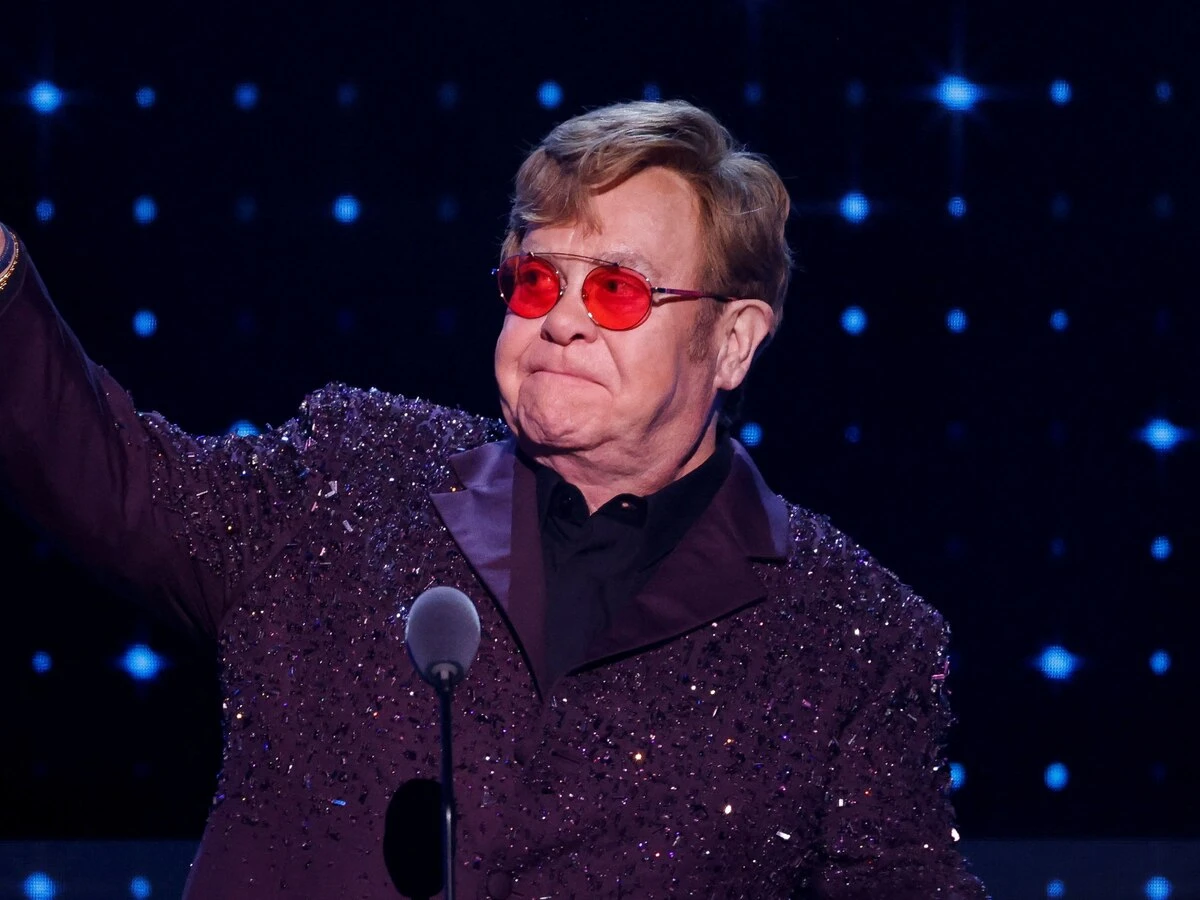Elton John saludando al público durante uno de sus espectáculos años atrás. Foto: cortesía de Internet 
