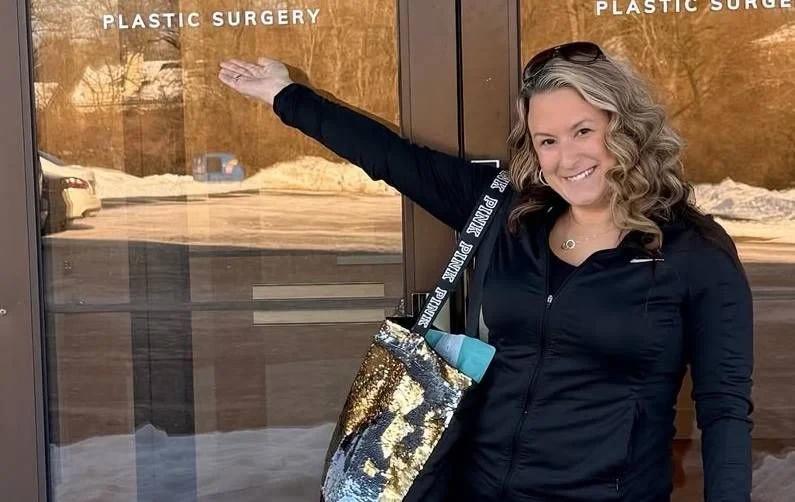 La 'influencer' Rachel Tussey, a las puertas de la clínica de cirugía estética. Foto: captura de pantalla de video de TikTok