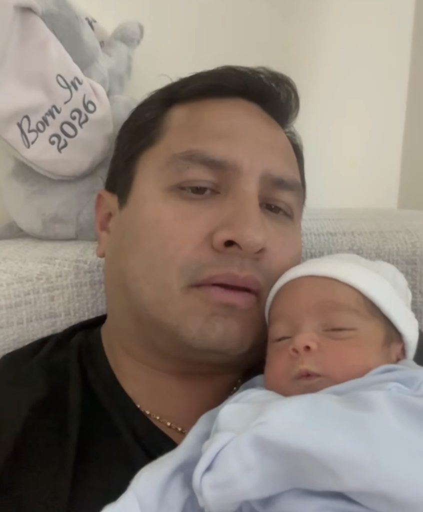 JULIÓN ALVAREZ CON SUS TERCER HIJO 