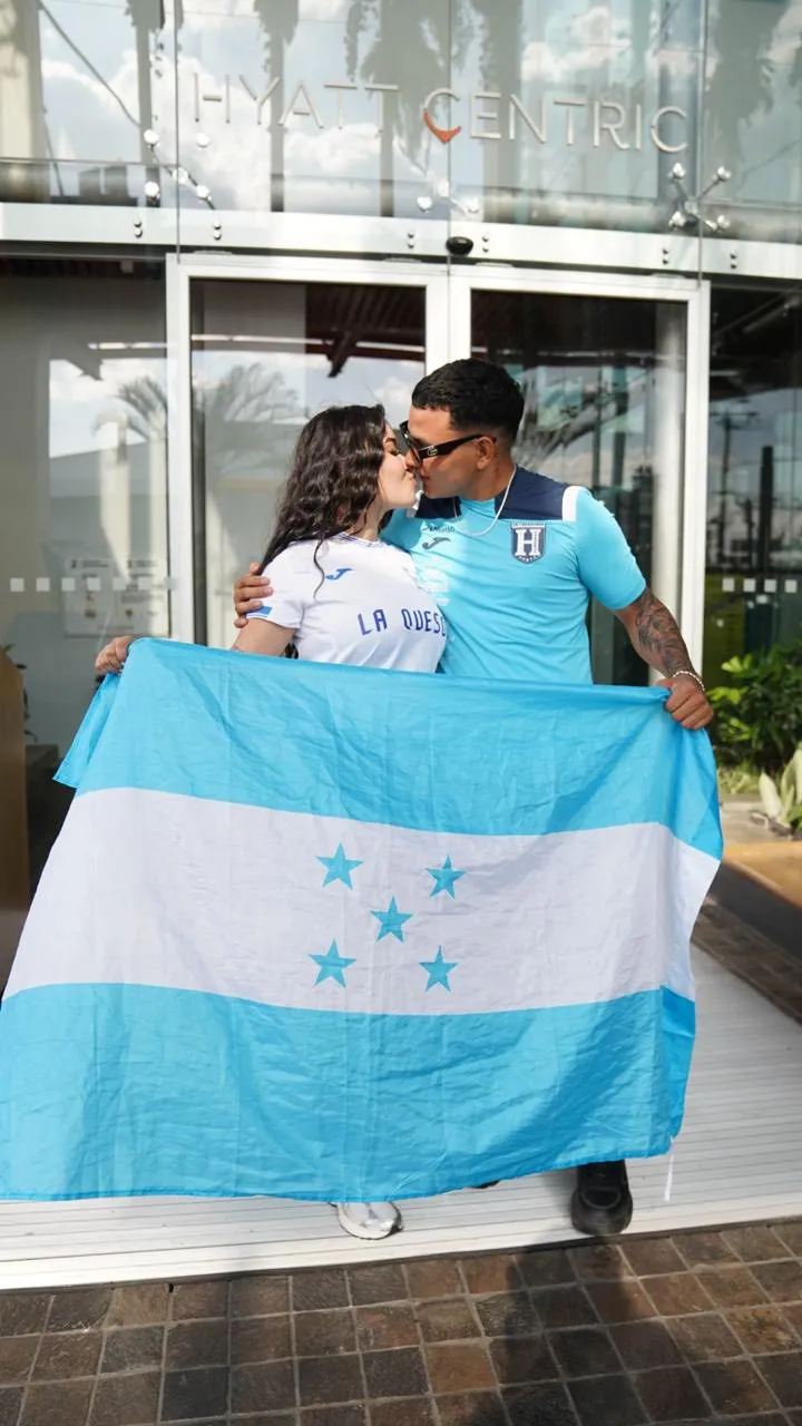 La queso y Alonso con la bandera de Honduras
