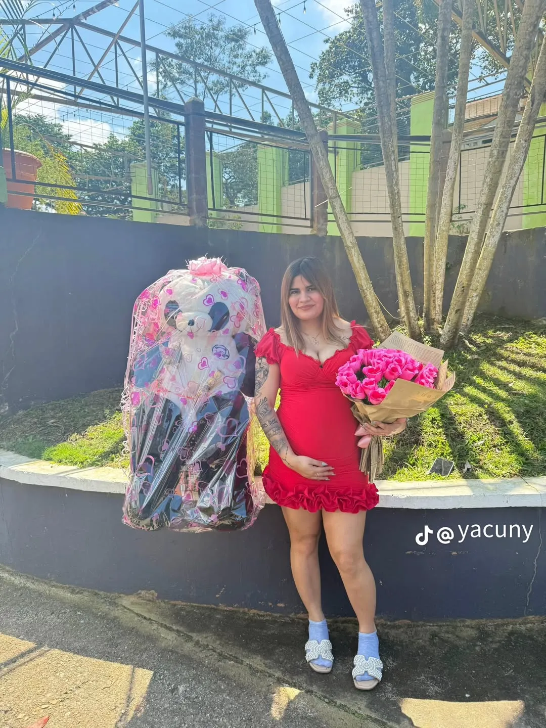 La Yacuny con vestido rojo 
