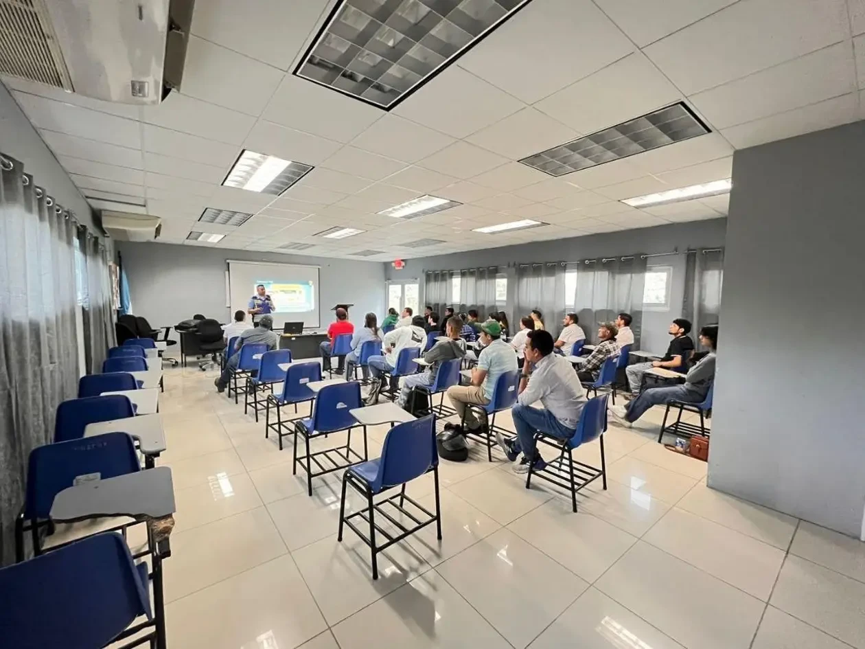 personas haciendo fila 