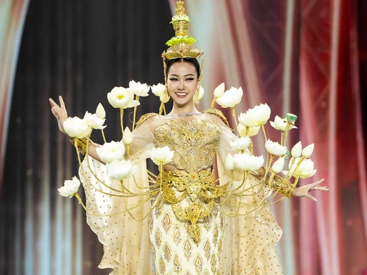  La candidata Kamolwan Chanago, representante de la provincia de Pathum Thani, sufrió un inesperado percance en pleno escenario. Foto: cortesía de Internet 