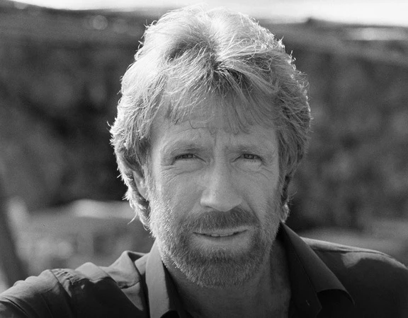 A lo largo de su carrera, Norris se labró una reputación como un rudo héroe de acción en películas como “Missing in Action” y “Delta Force. Foto: cortesía de Internet