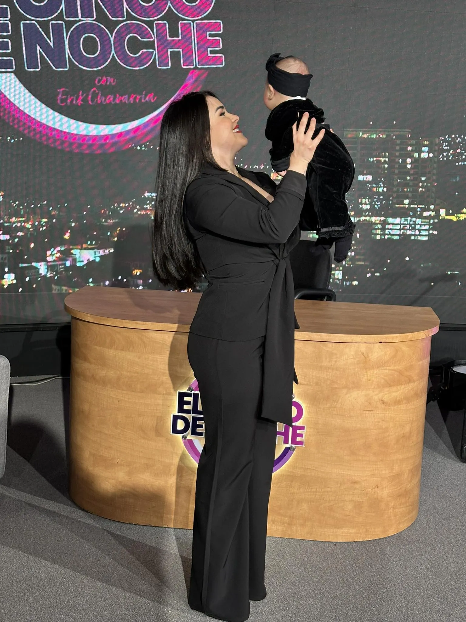 ónice Flores en el set de El Cinco de Noche