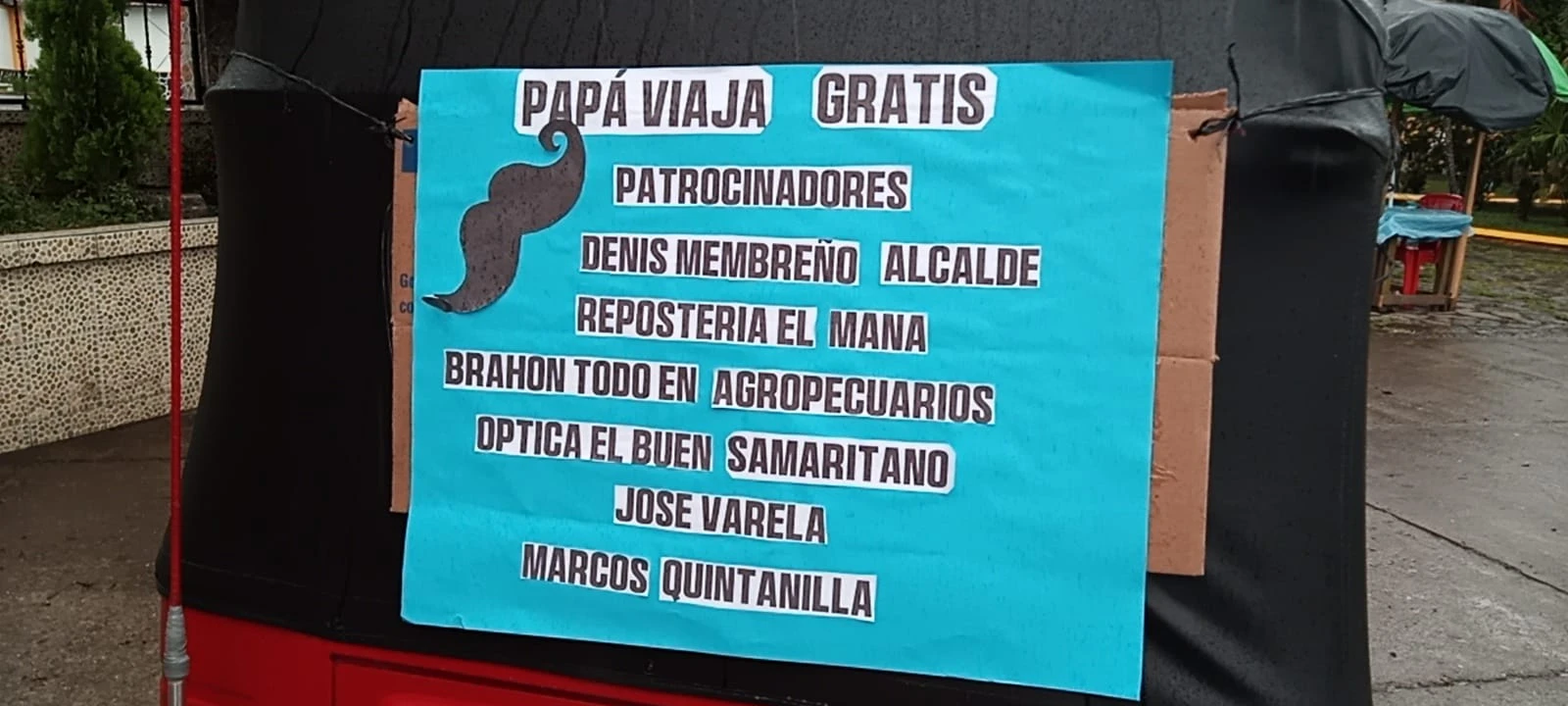 Rótulo colocado en la mototaxi anunciando que los papás viajaban gratis. Foto: cortesía de Facebook 