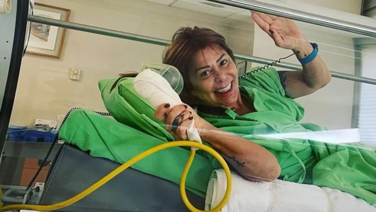 Imagen Principal de Nota: Alejandra Guzmán sufre fuerte caída en casa: este su estado de salud