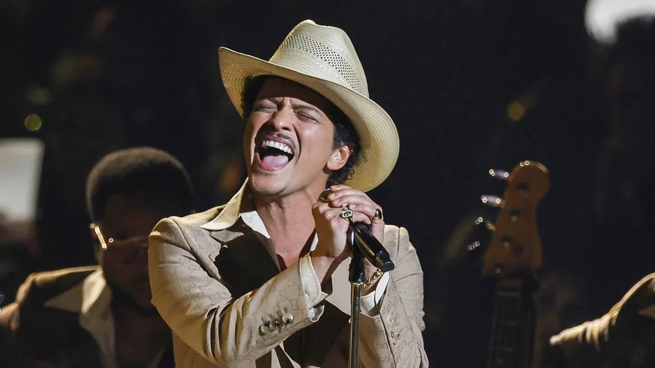 Imagen Principal de Nota: Bruno Mars sorprende con ‘The Romantic’, el álbum que celebra sus raíces latinas