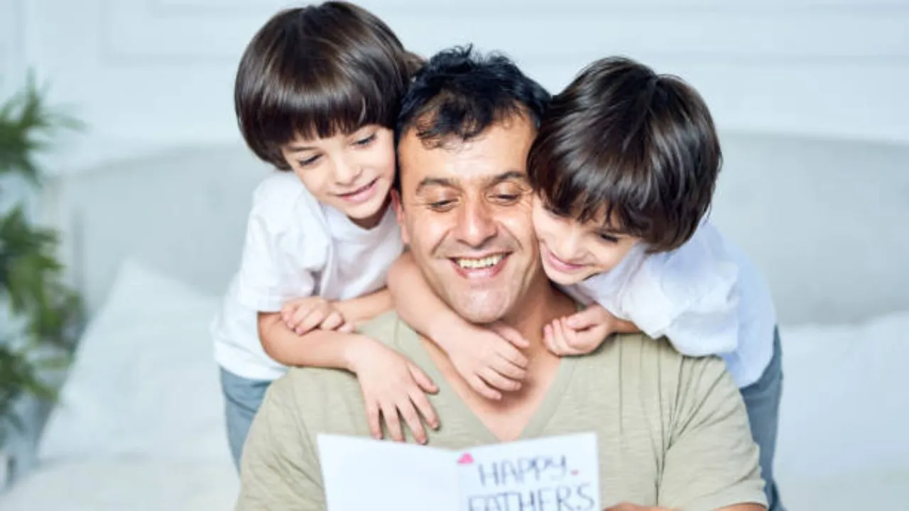 Imagen Principal de Nota: Tarjeta del Día del Padre 2026: mensajes emotivos para  dedicar a papá