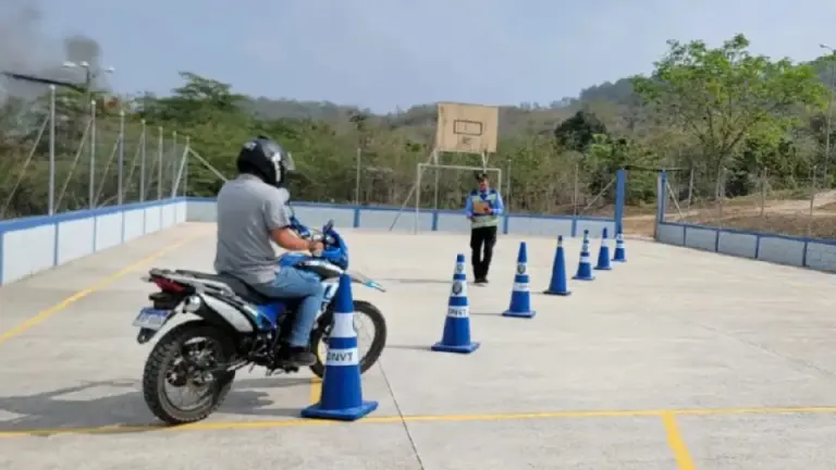 Imagen Principal de Nota: El nuevo requisito para sacar la licencia de moto por primera vez en Honduras