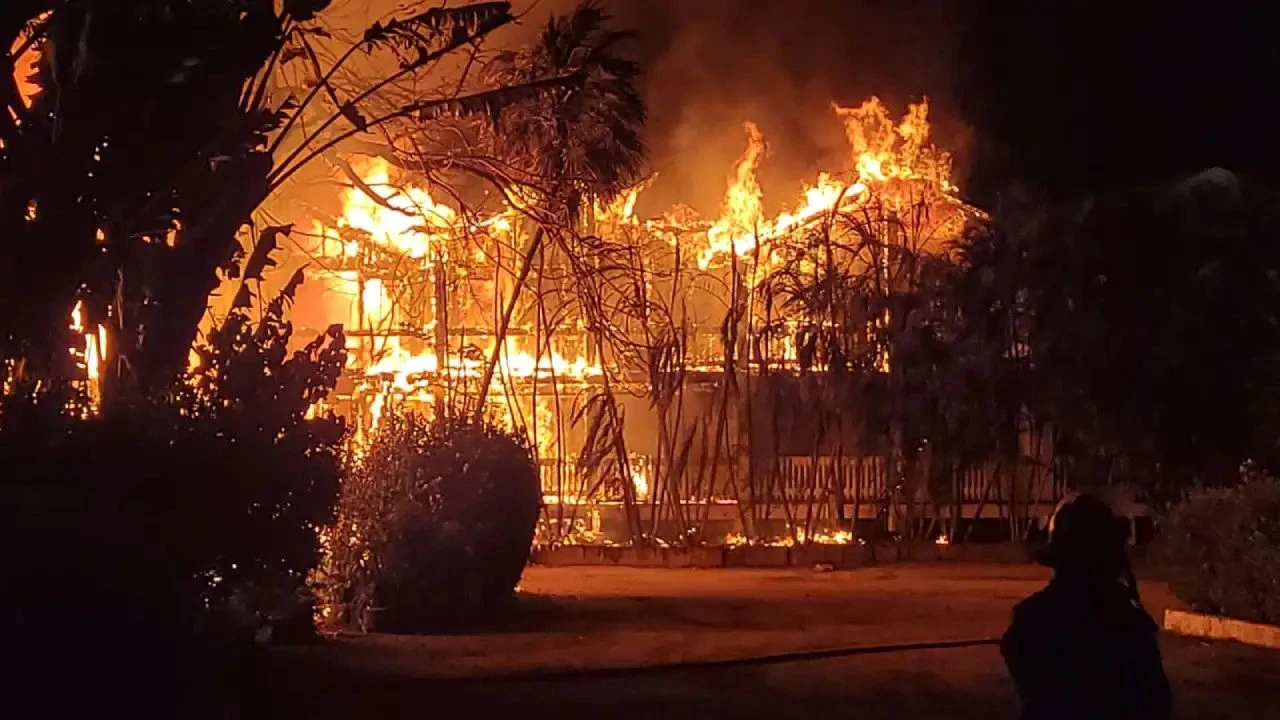 Fuertes llamas consumen complejo de famoso hotel en Roatán