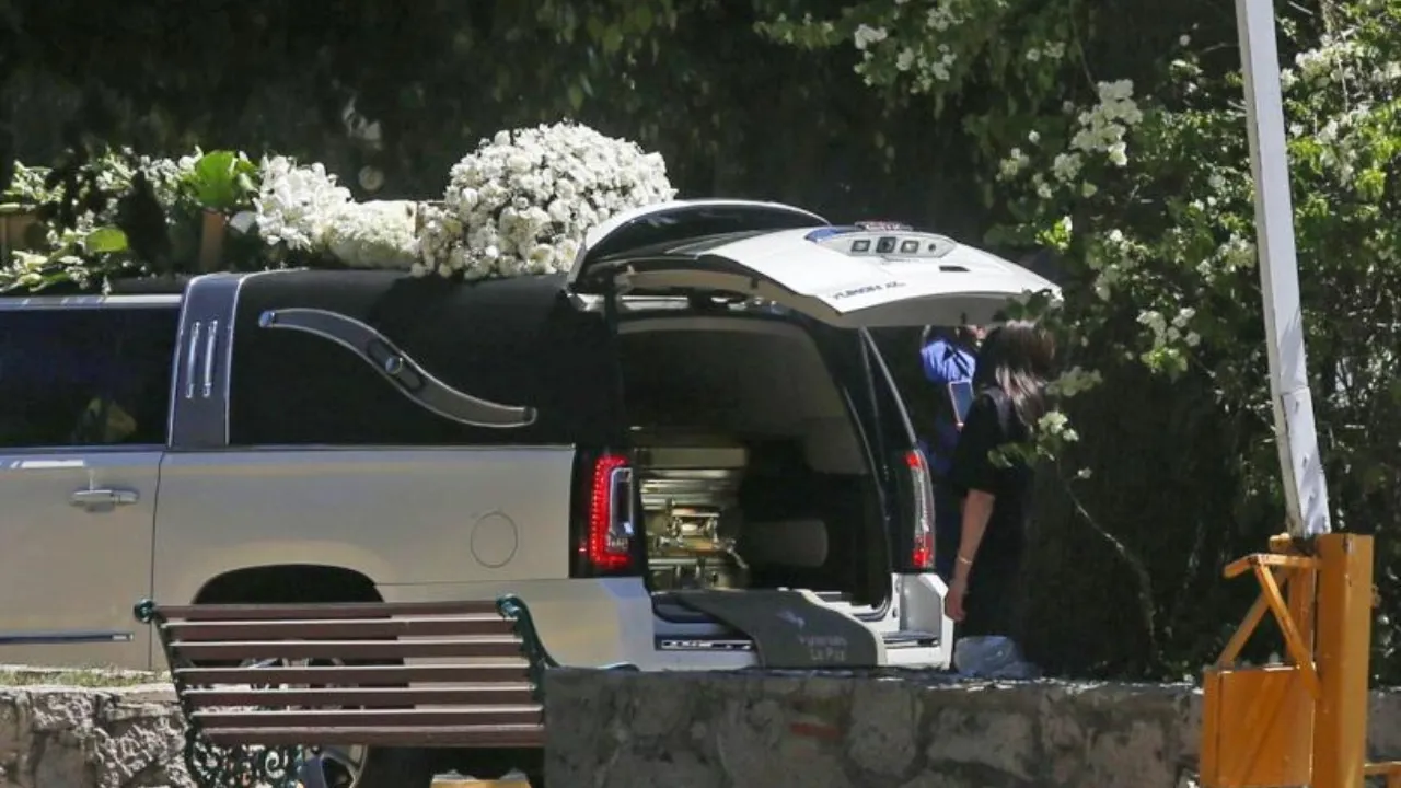 ¿De oro y millonario? Esto habrían pagado por el ataúd de El Mencho