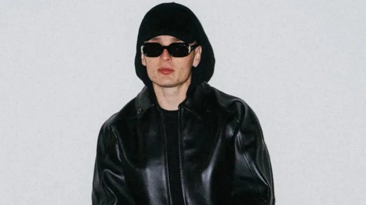 Abuchean a Peso Pluma tras negarle una selfie a una fan en pleno partido