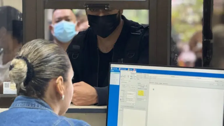 Imagen Principal de Nota: IHSS habilita WhatsApp para sacar citas en la Regional Norte: estos son los números