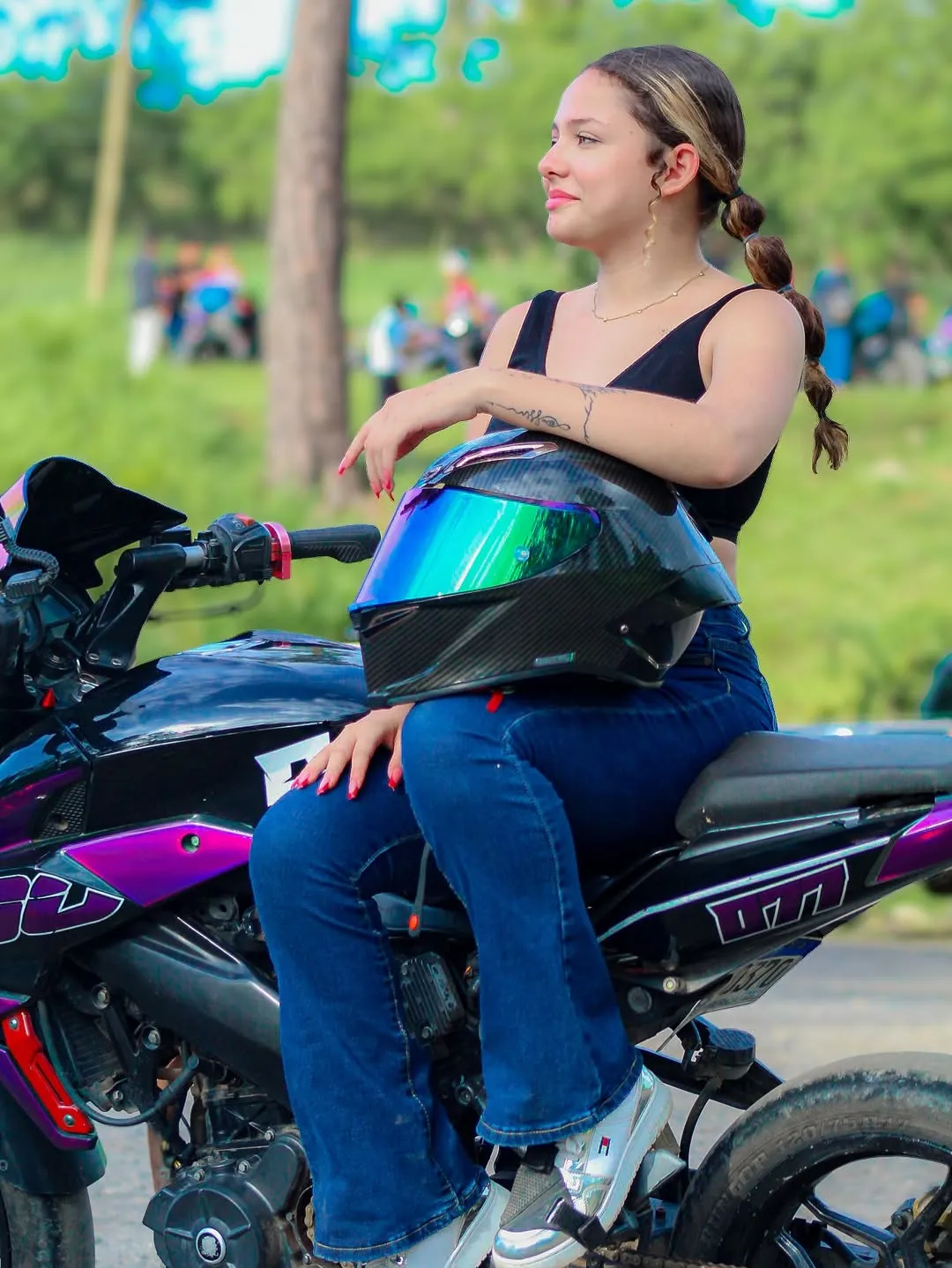 La Sarca Biker con casco en su motocicleta