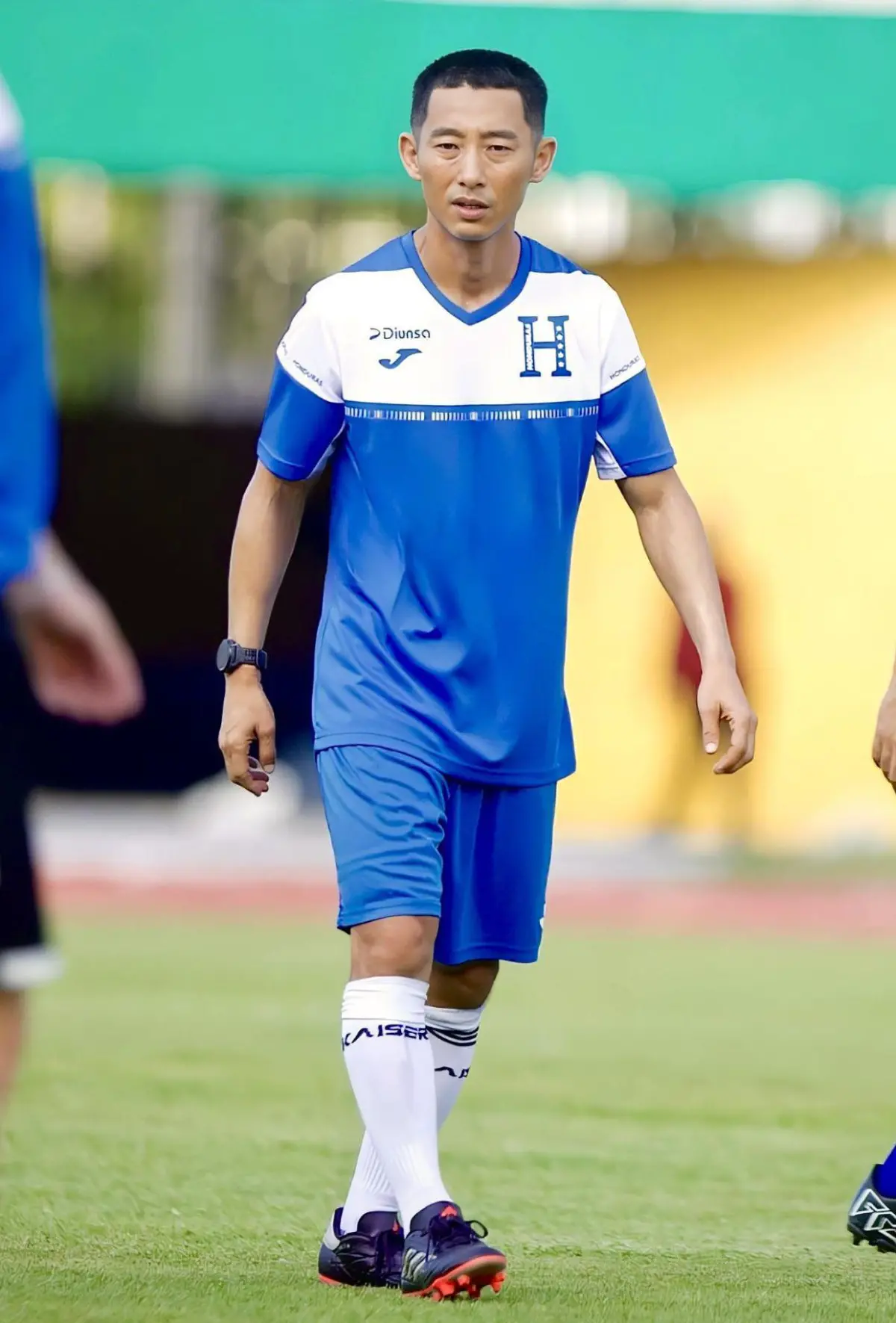 Shin Fujiyama con la camisa de la seleccion nacional
