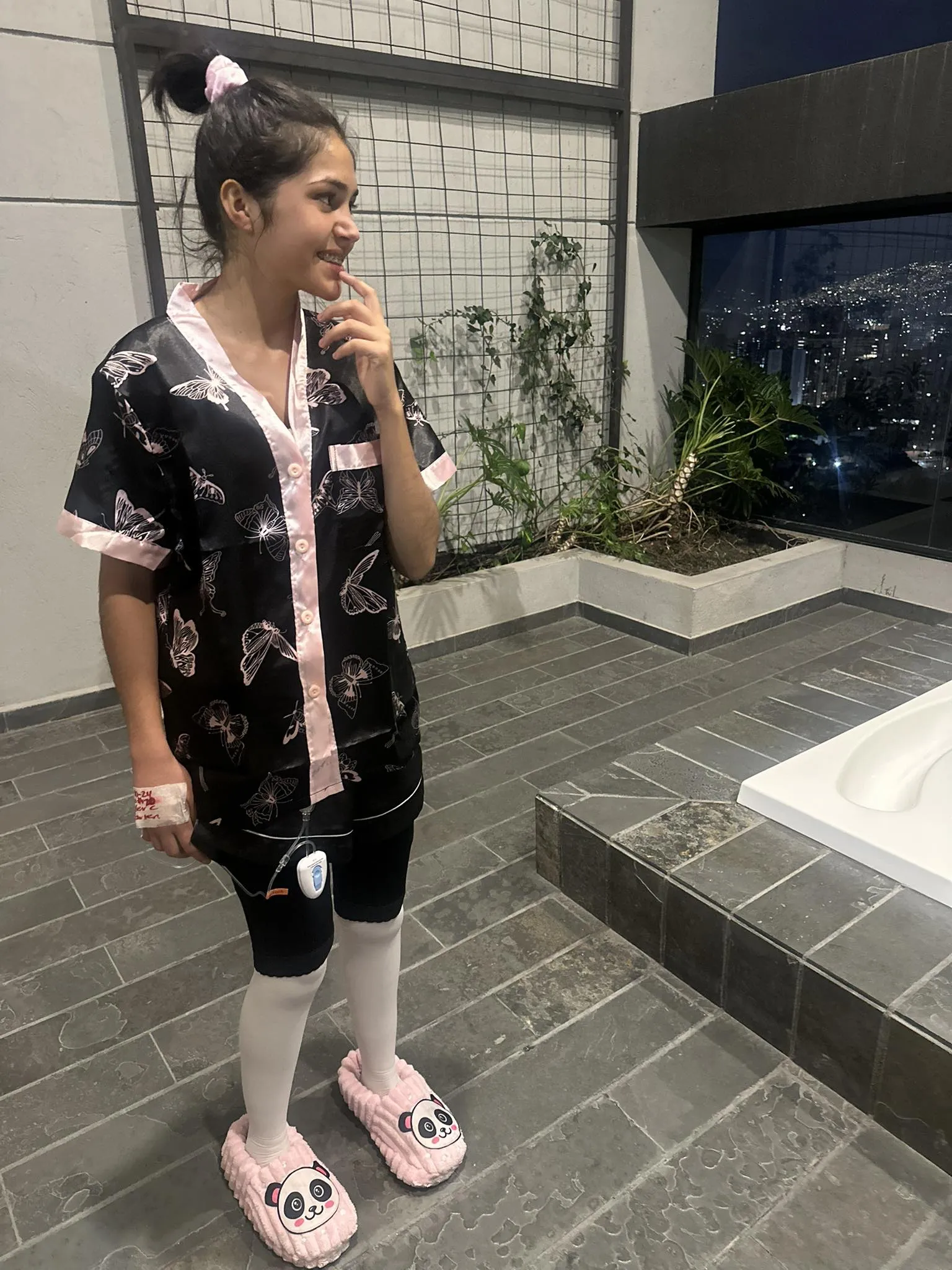 Soy La Oruga con medias y pijama 