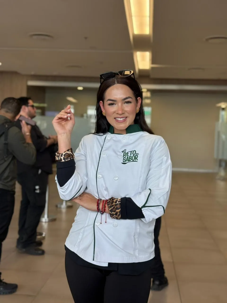 Yaritza Owen con la Filipina de El Reto del Sabor