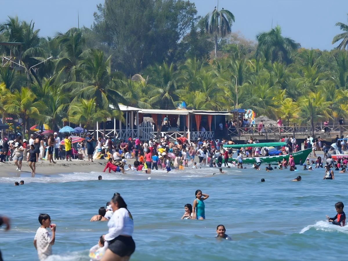 personas en la playa
