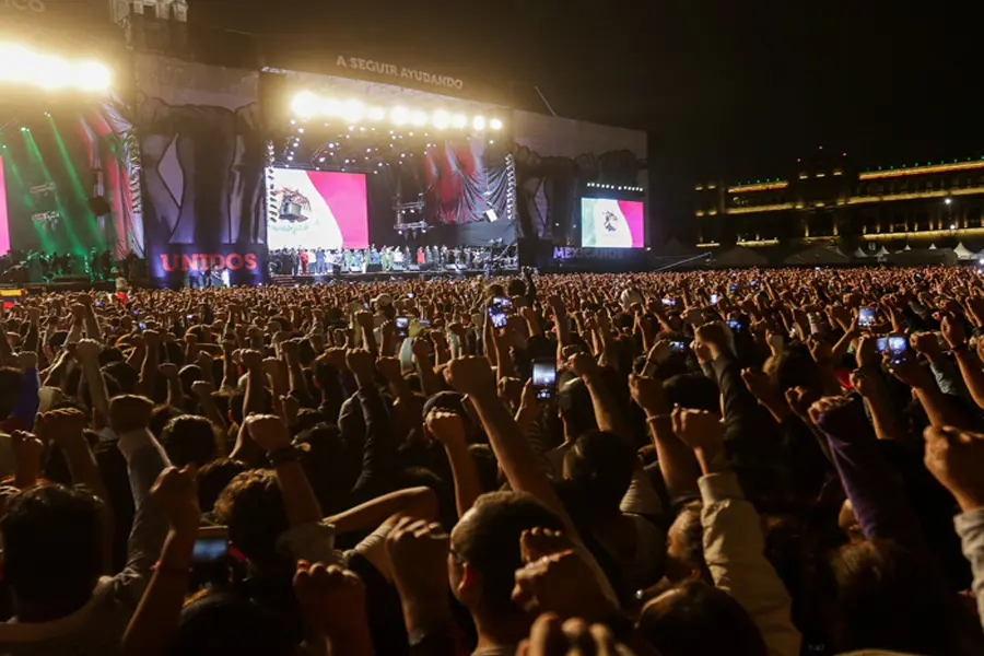 Los fanáticos dejaron de lado el concierto y comenzaron a enfocar su atención en la pareja. 