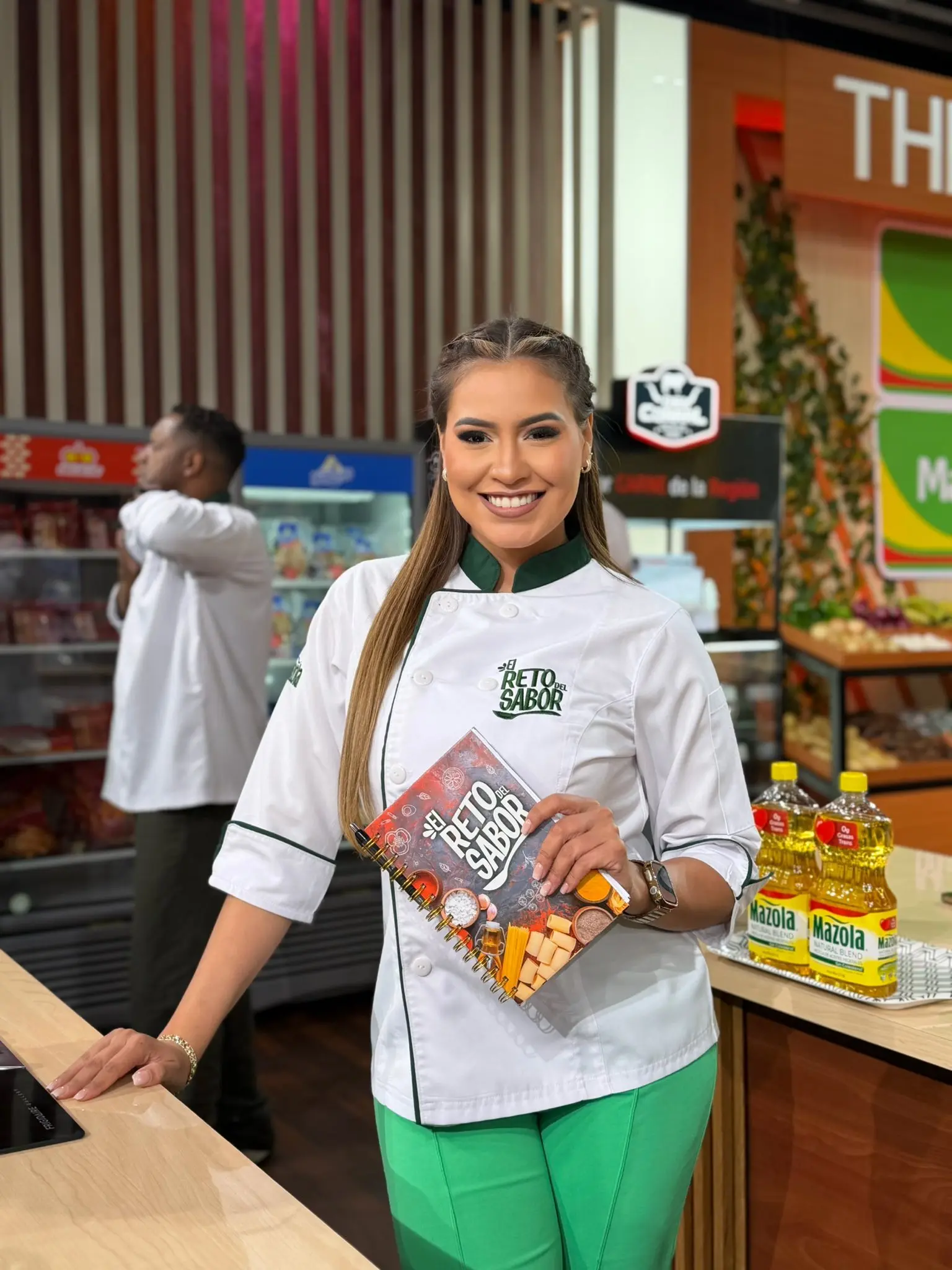 La presentadora siguió mostrando su hermosa sonrisa detrás del horno.