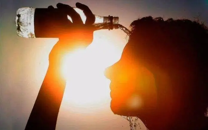 Mantenerse hidratado es clave para evitar problemas con las altas temperaturas. 
