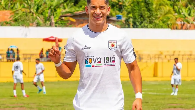 Imagen Principal de Nota: Muere famoso futbolista e influencer tras lanzarse desde una cascada