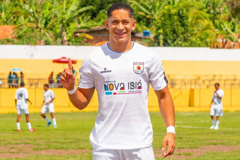 Imagen Principal de Nota: Muere famoso futbolista e influencer tras lanzarse desde una cascada