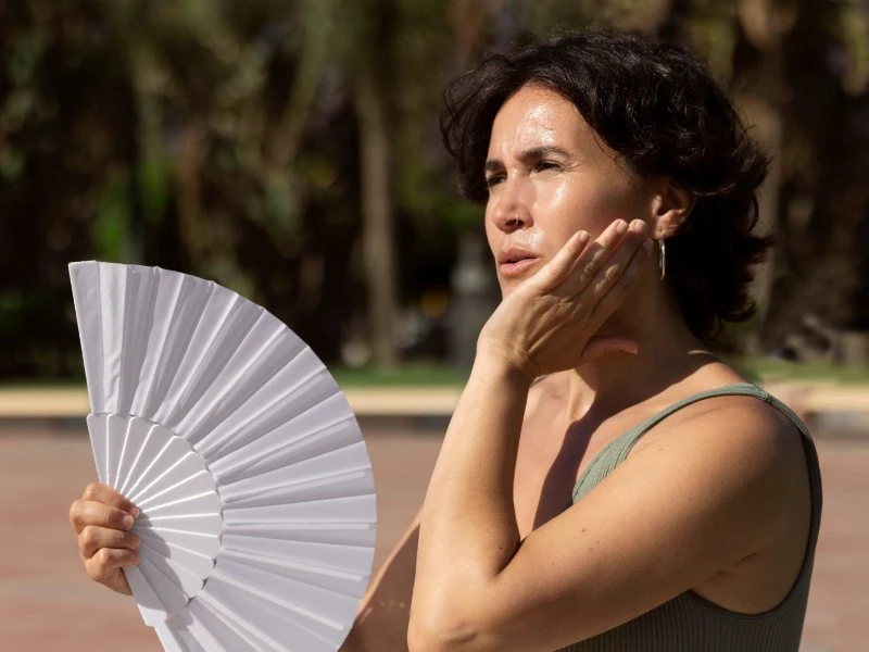 persona dandose aire 