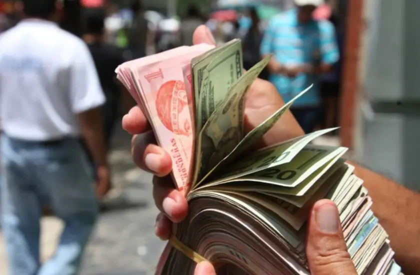 A la hora de hacer tu pago, es importante revisar si tienes consumos en dólares. 