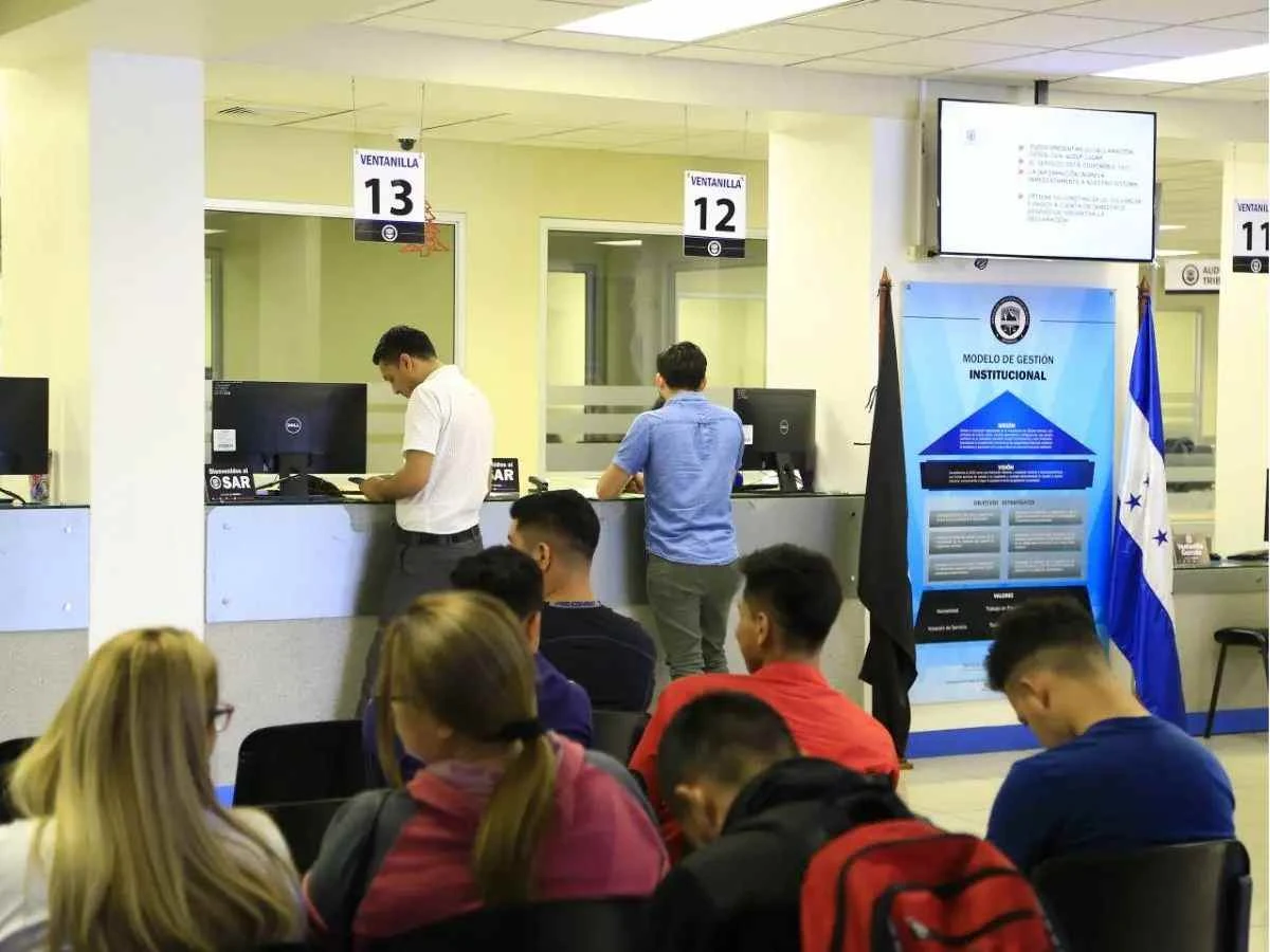 personas haciendo fila 