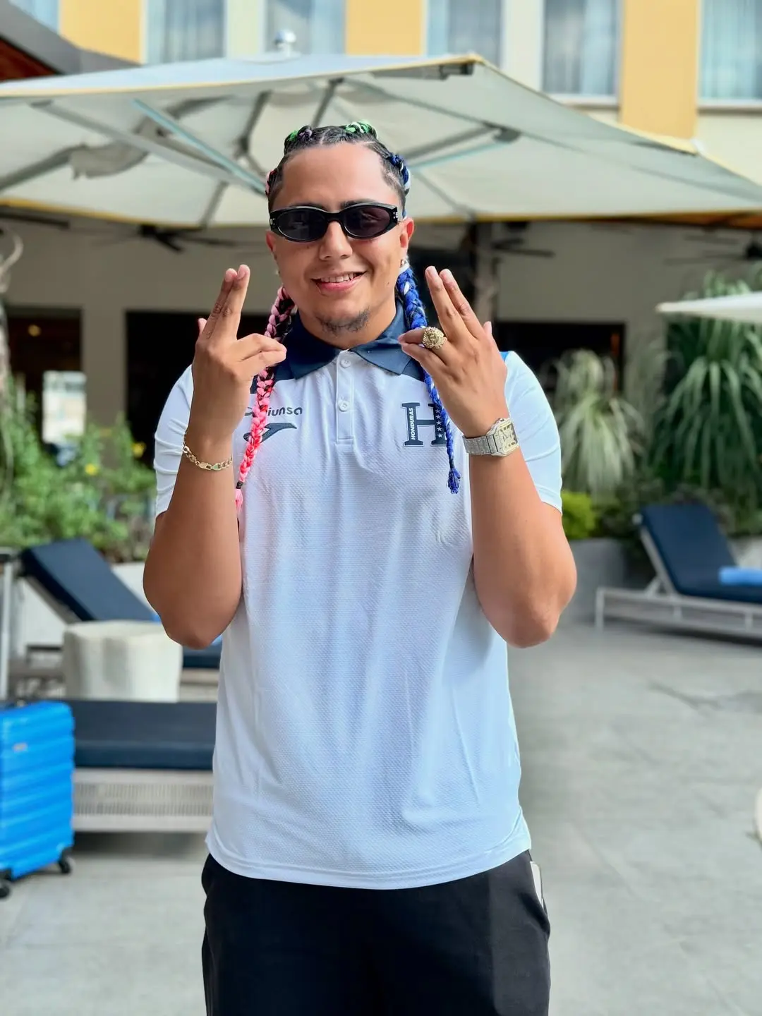 Davis Flow presume su estilo de vida tras años de éxito musical.