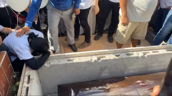 Christa en el sepelio e Hernán