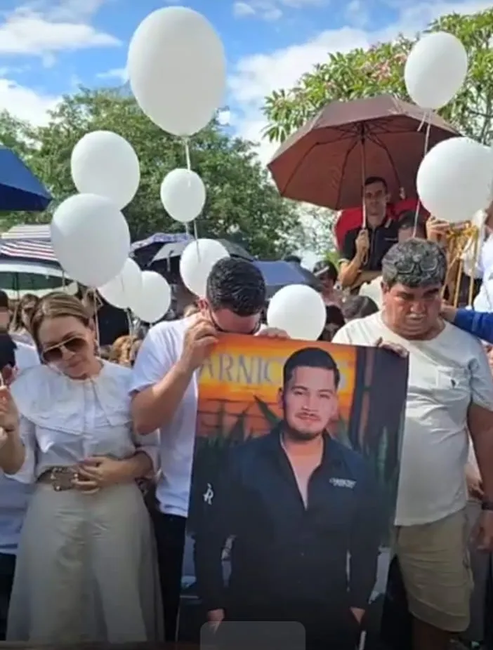 Hermano de Hernán junto a su madre