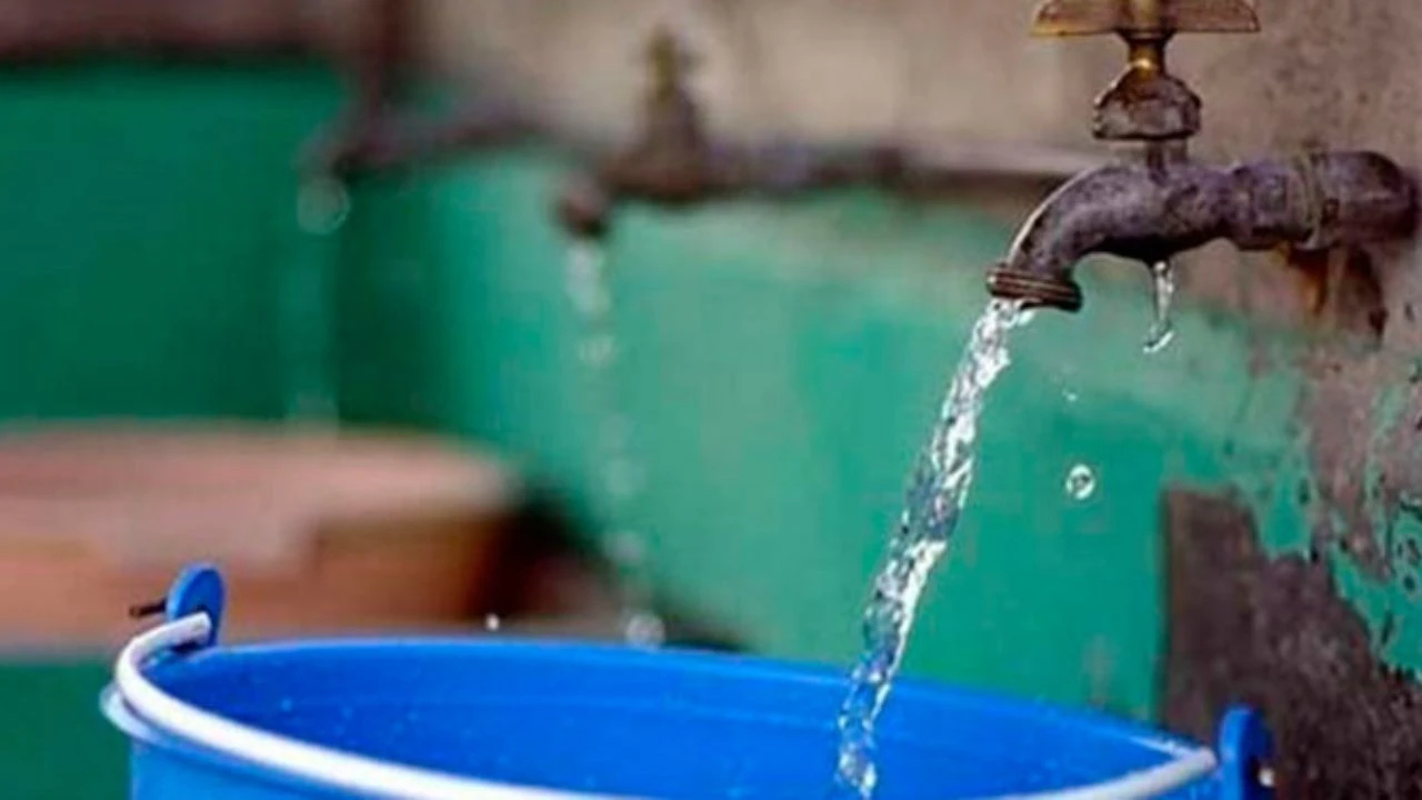 llave con agua potable