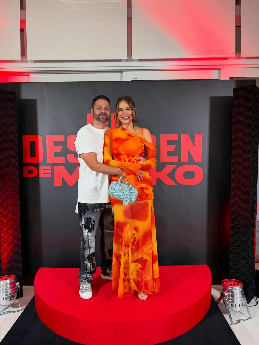 Ana Alvarado junto a su esposo