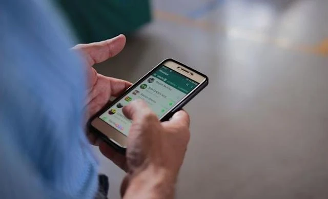 persona con celular en mano