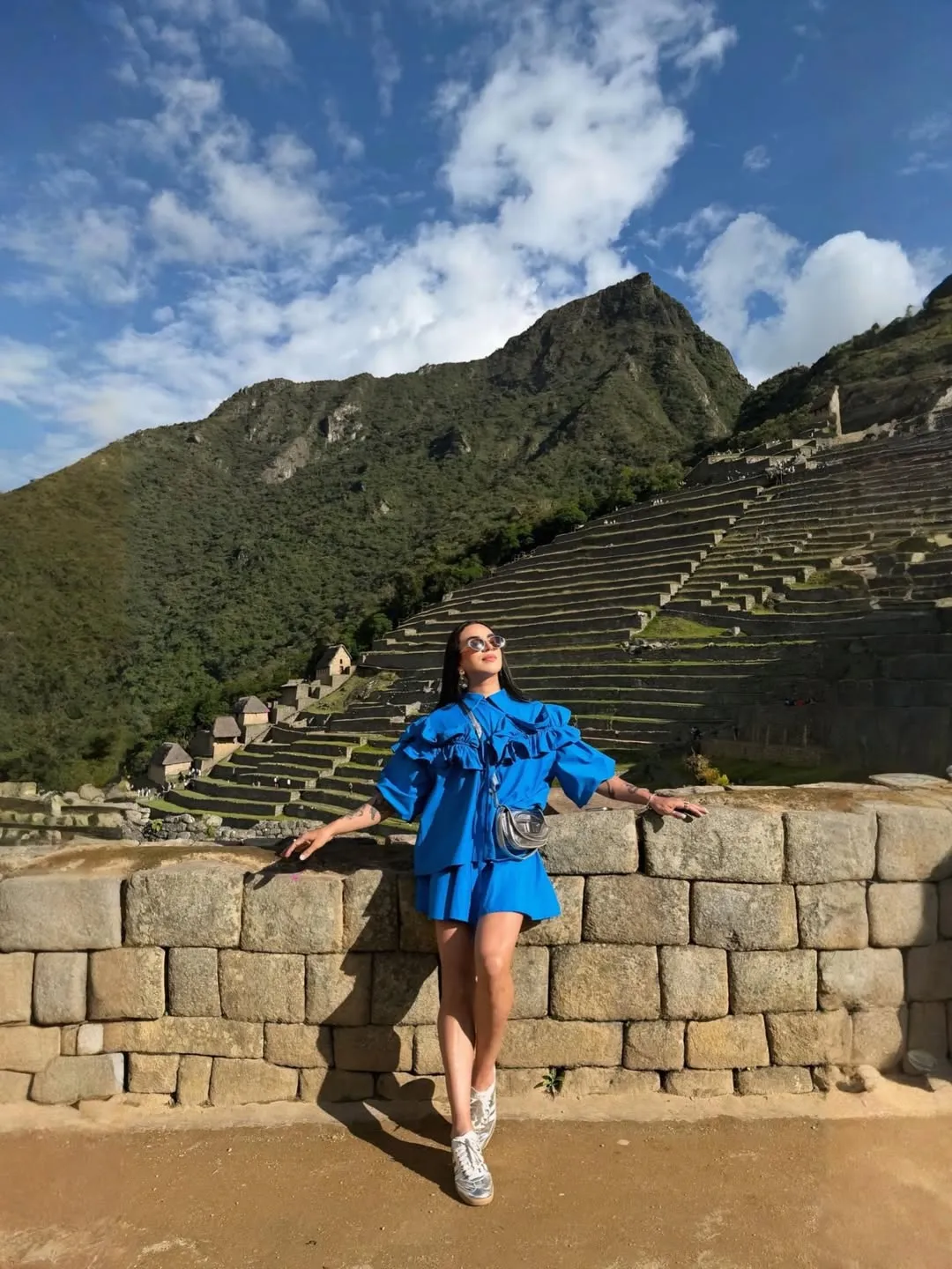 Betanco con vestido azul en Peru