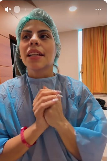 Cherry Matute con bata quirurgica