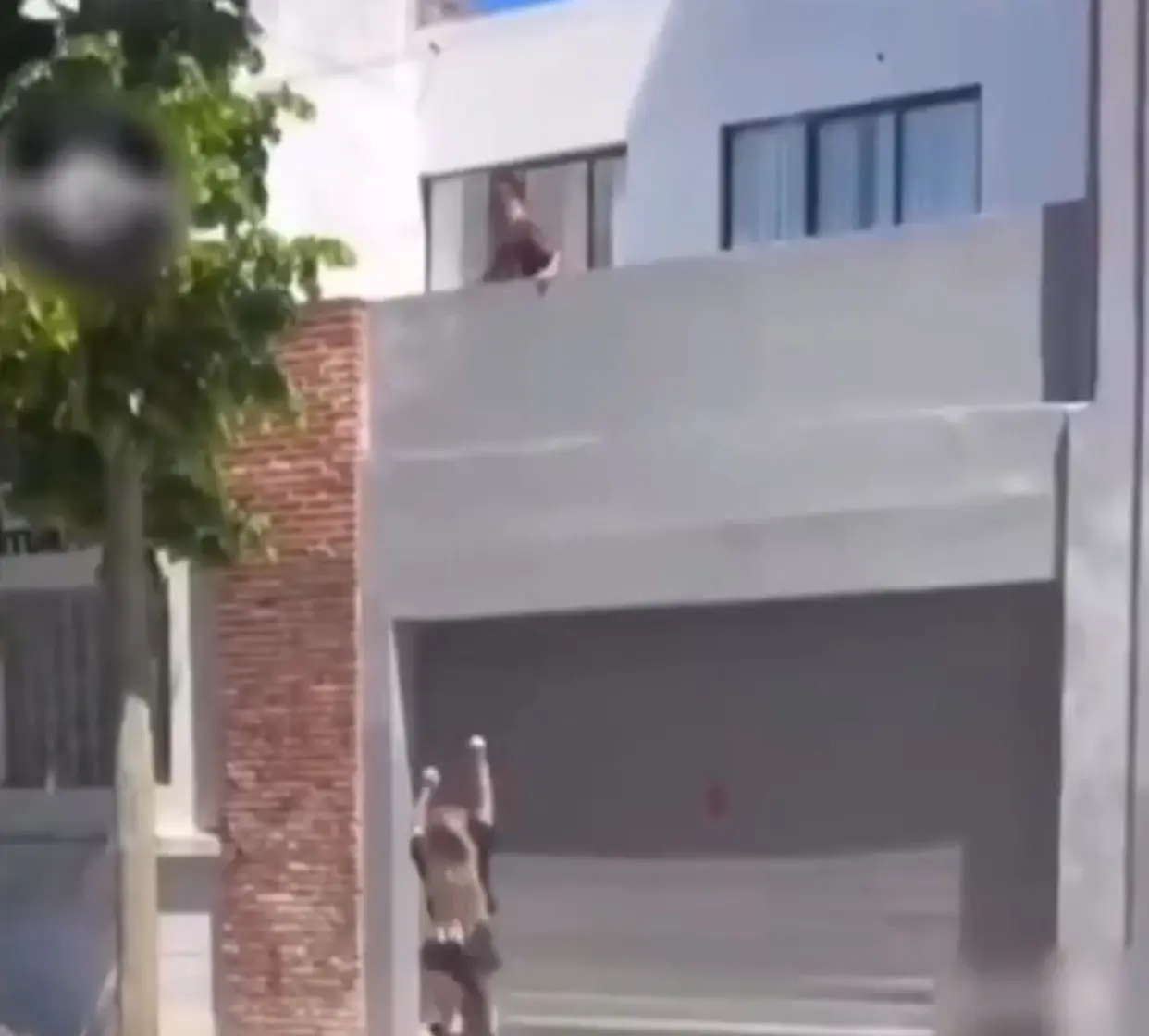 El hombre decidió no dejarla pasar a la casa y comenzó la discusión desde el balcón.