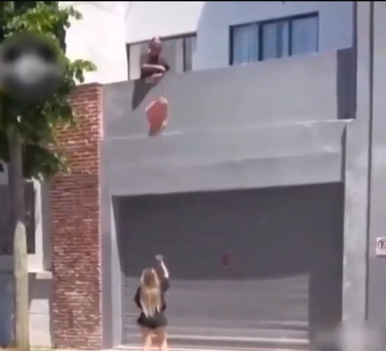 La chica tuvo que recoger su ropa de la calle tras la humillación de su novio.