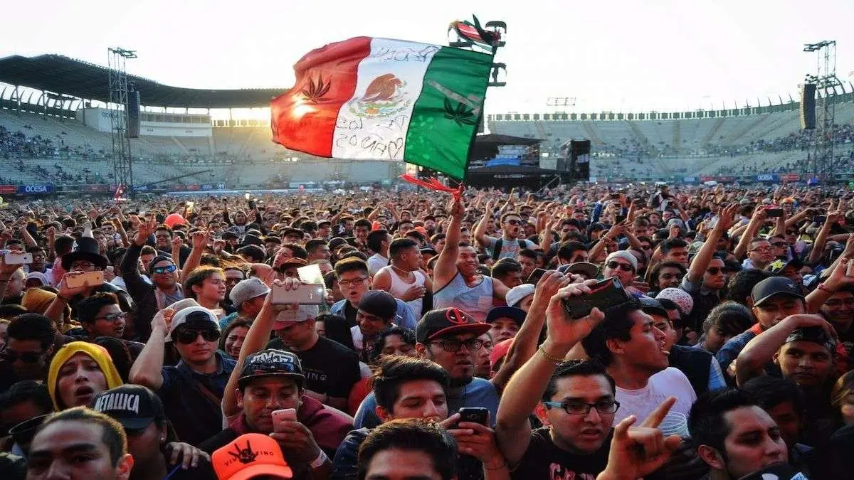 Los fanáticos mexicanos que se encontraban en el concierto comenzaron a alentar al chico para que besara a la rubia.