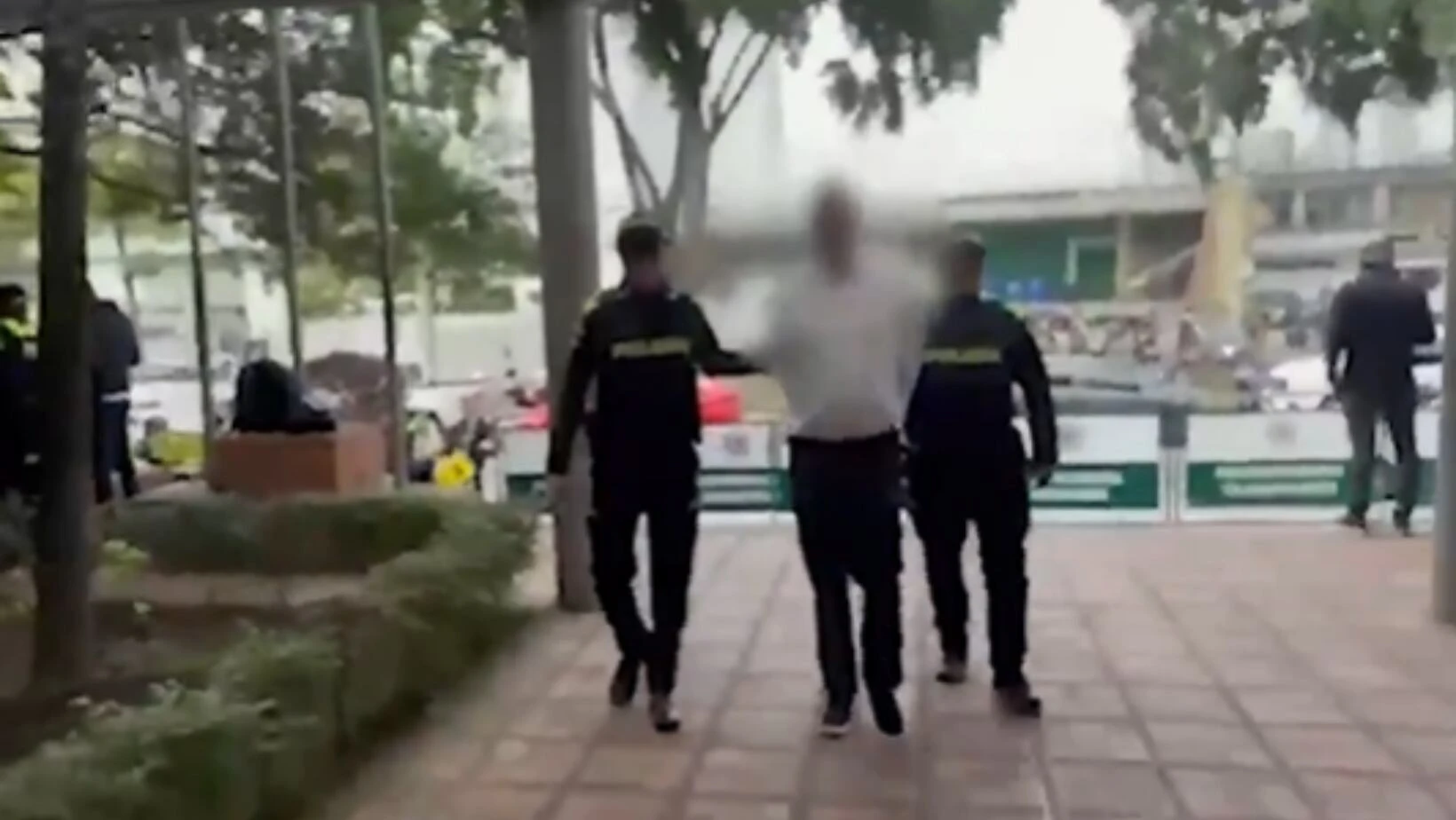 En medio de las investigaciones, cuatro personas fueron detenidas inicialmente para determinar su posible implicación en los hechos. 