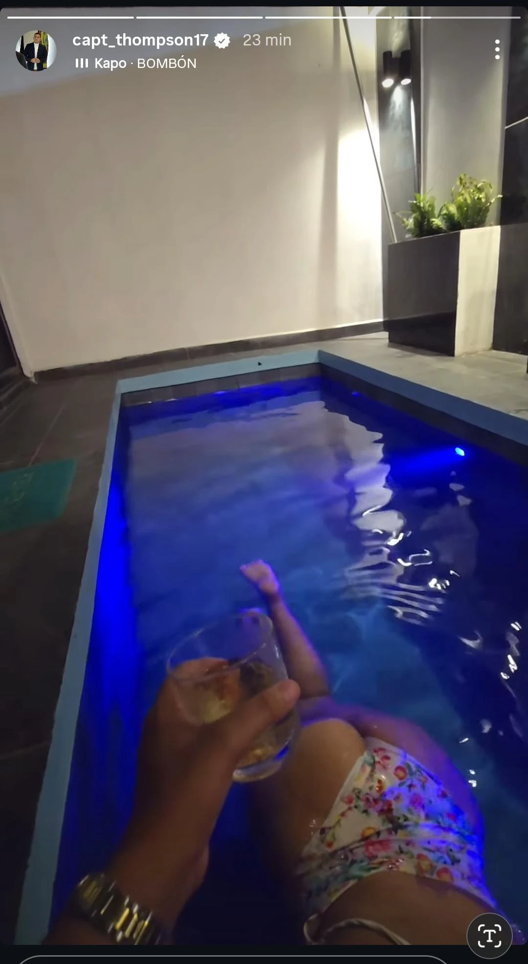 mujer en piscina 