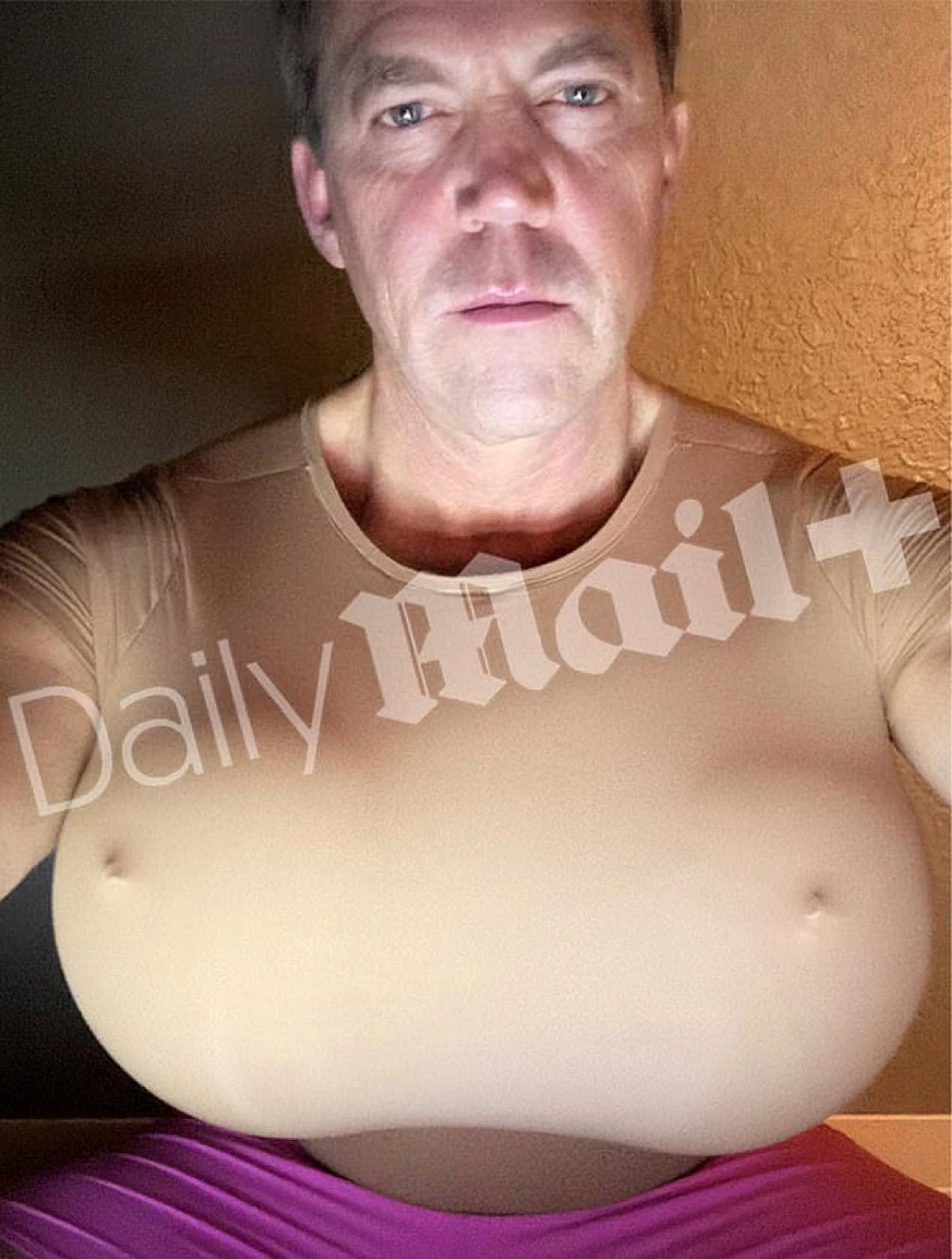  Imagen que supuestamente habría sido compartida por Bryon Noem, en la que aparece vistiendo ropa ajustada y utilizando objetos para simular senos de gran tamaño. Foto: cortesía de Internet 