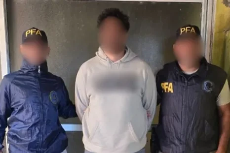 Gianfranco Núñez detenido y custodiado por policías 